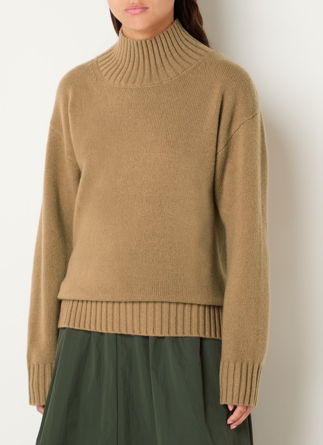 Josephine & Co Collin fijngebreide trui in lamswolblend met opstaande kraag - detail camel