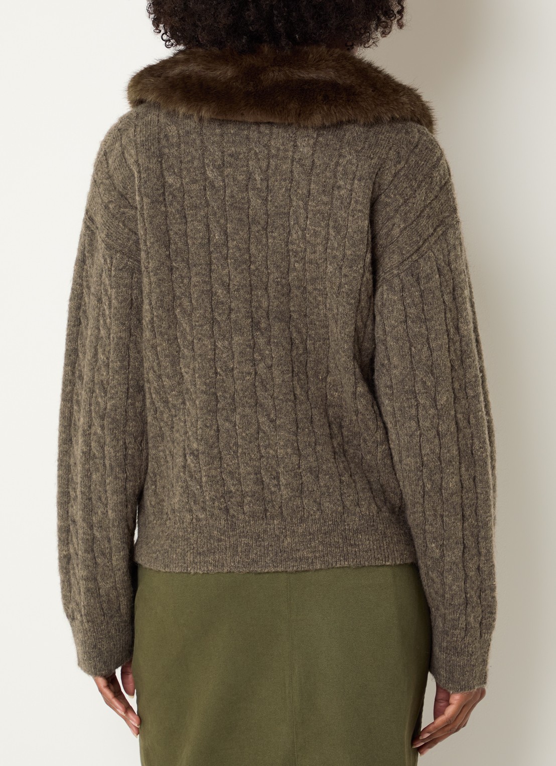 Josephine & Co Curtis kabelgebreid vest in alpaca wolblend met afneembare imitatiebontkraag - achterkant bruin