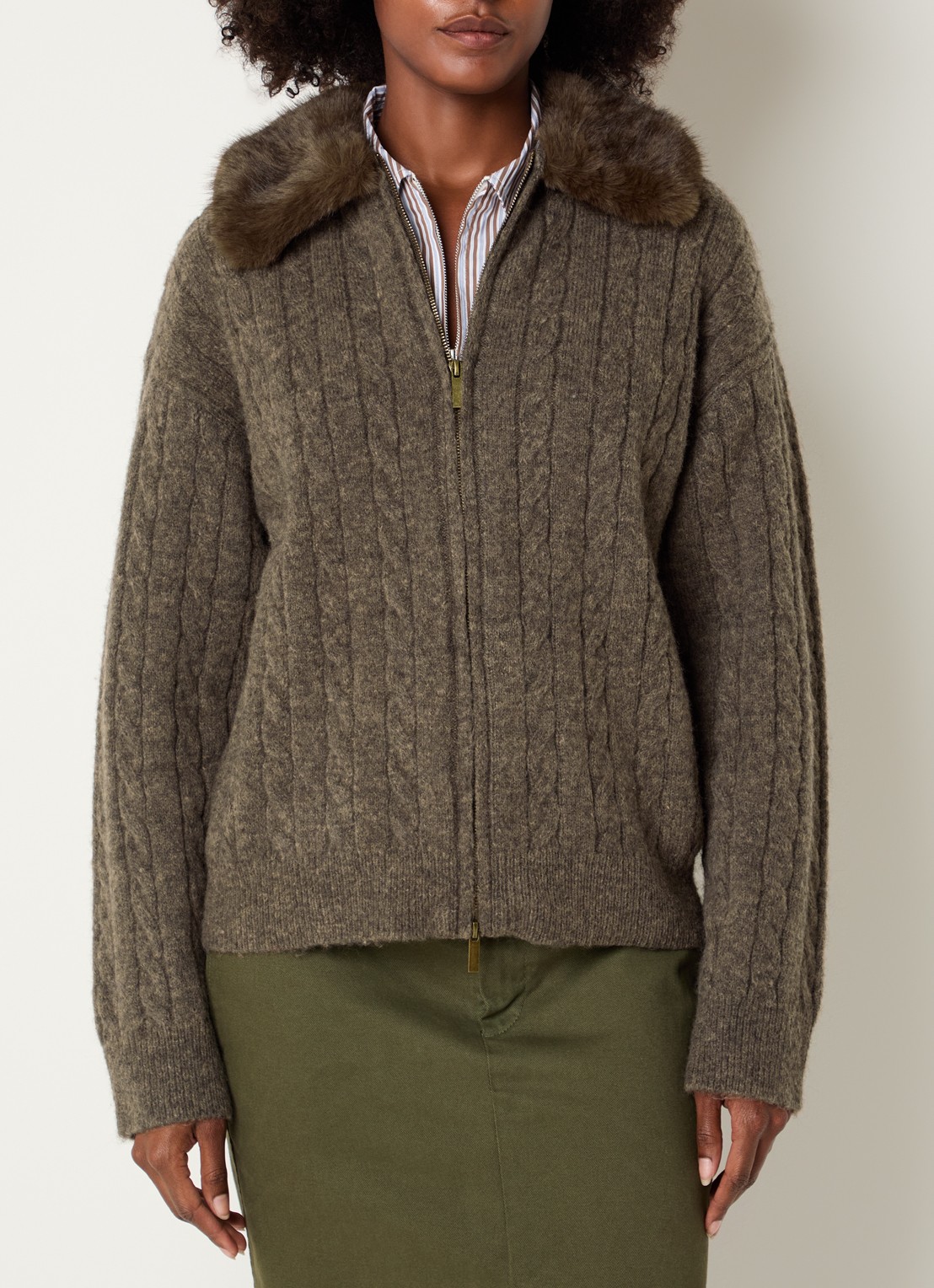 Josephine & Co Curtis kabelgebreid vest in alpaca wolblend met afneembare imitatiebontkraag - detail 2 bruin