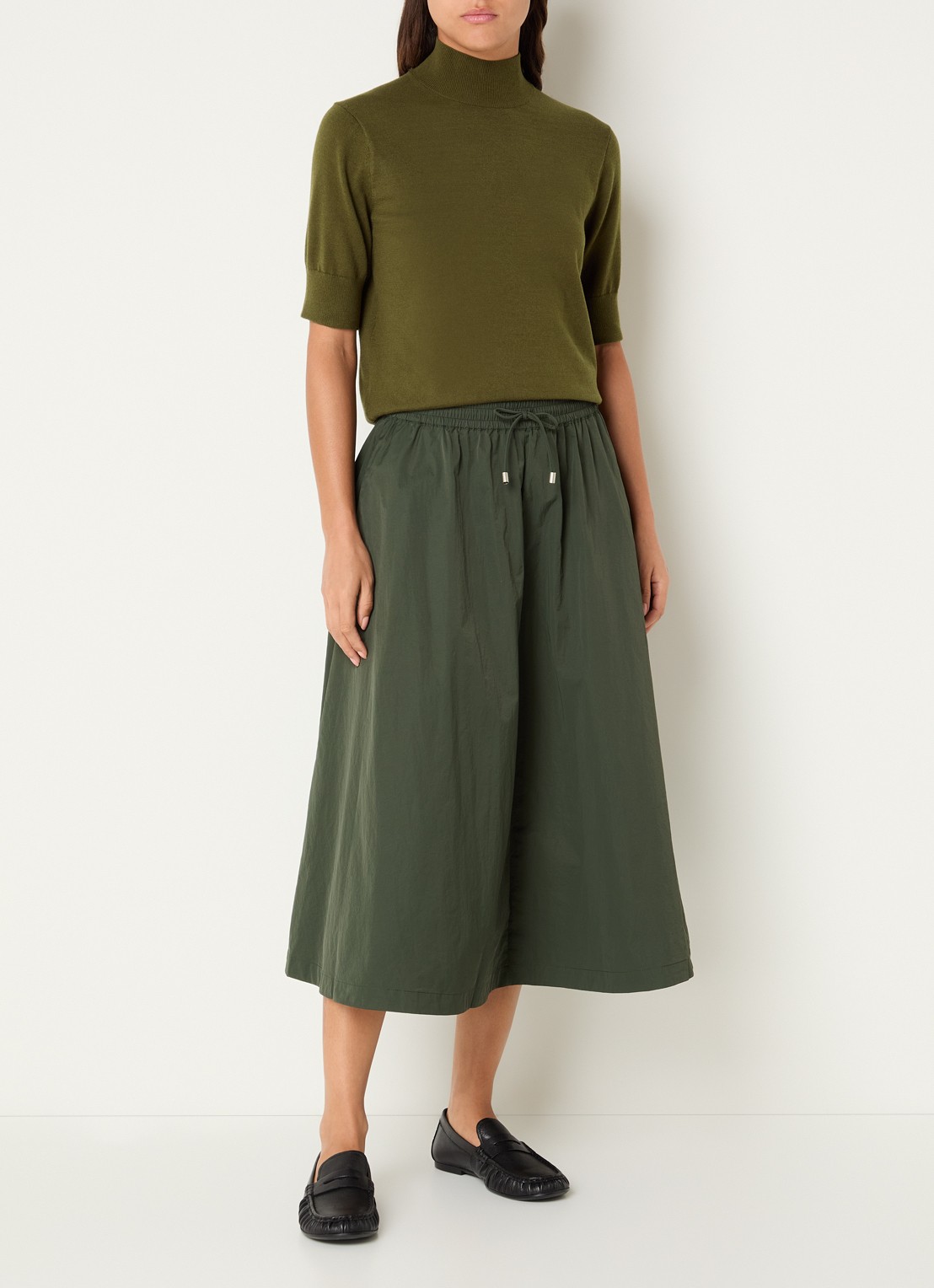 Josephine & Co Cybele fijngebreide pullover in wolblend - voorkant 3 legergroen