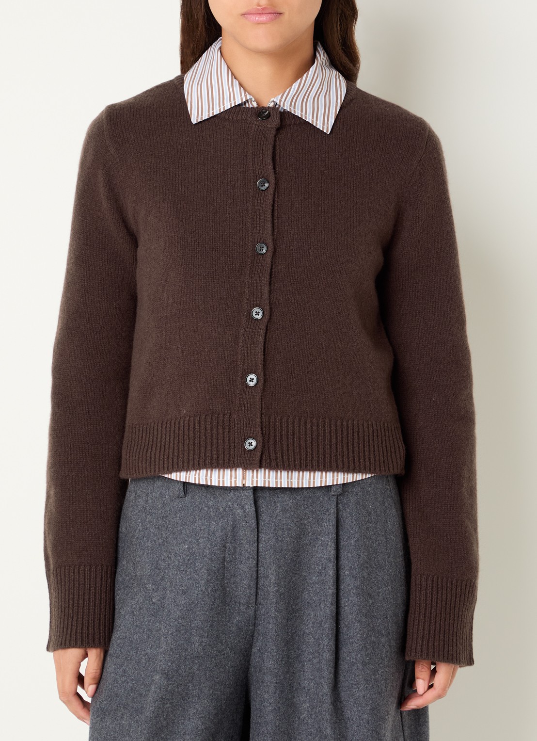 Josephine & Co Cyndi fijngebreid vest met ronde hals - detail bruin