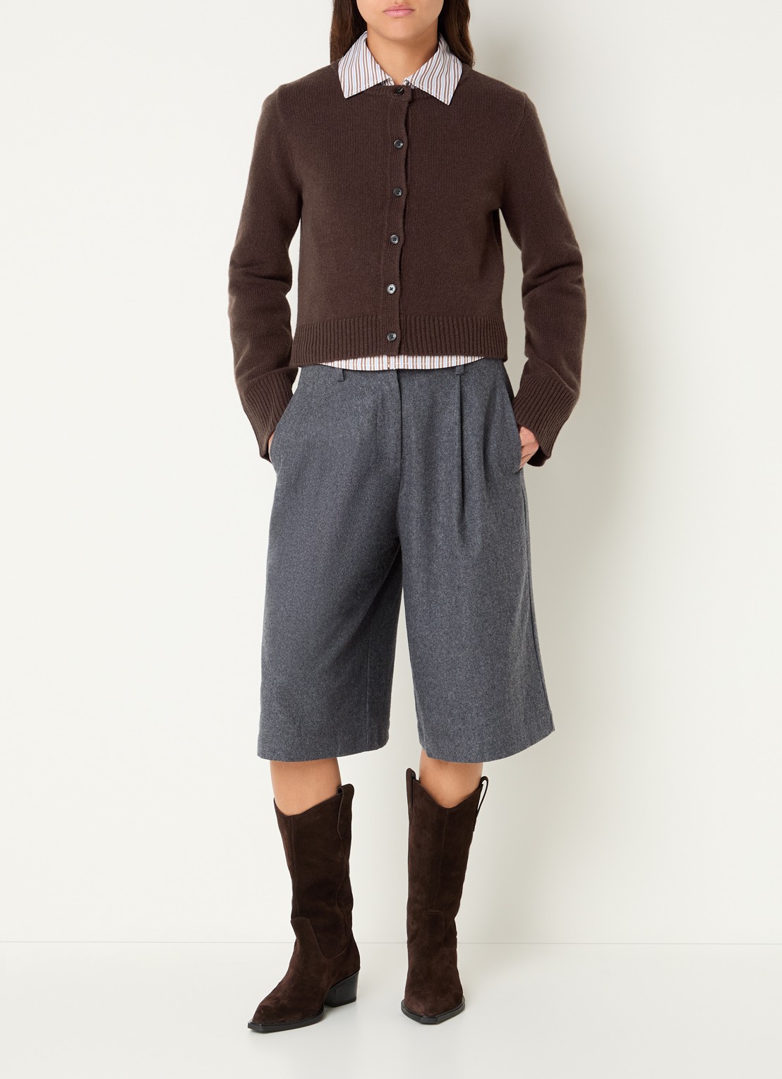 Josephine & Co Cyndi fijngebreid vest met ronde hals - voorkant 3 bruin