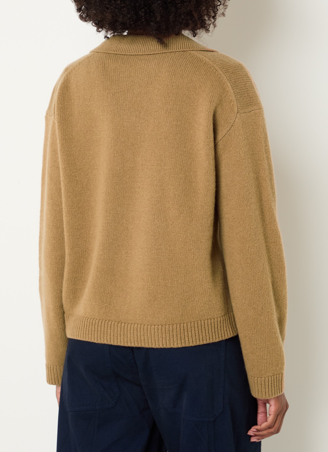 Josephine & Co Cyrah fijngebreide trui in lamswolblend - achterkant camel