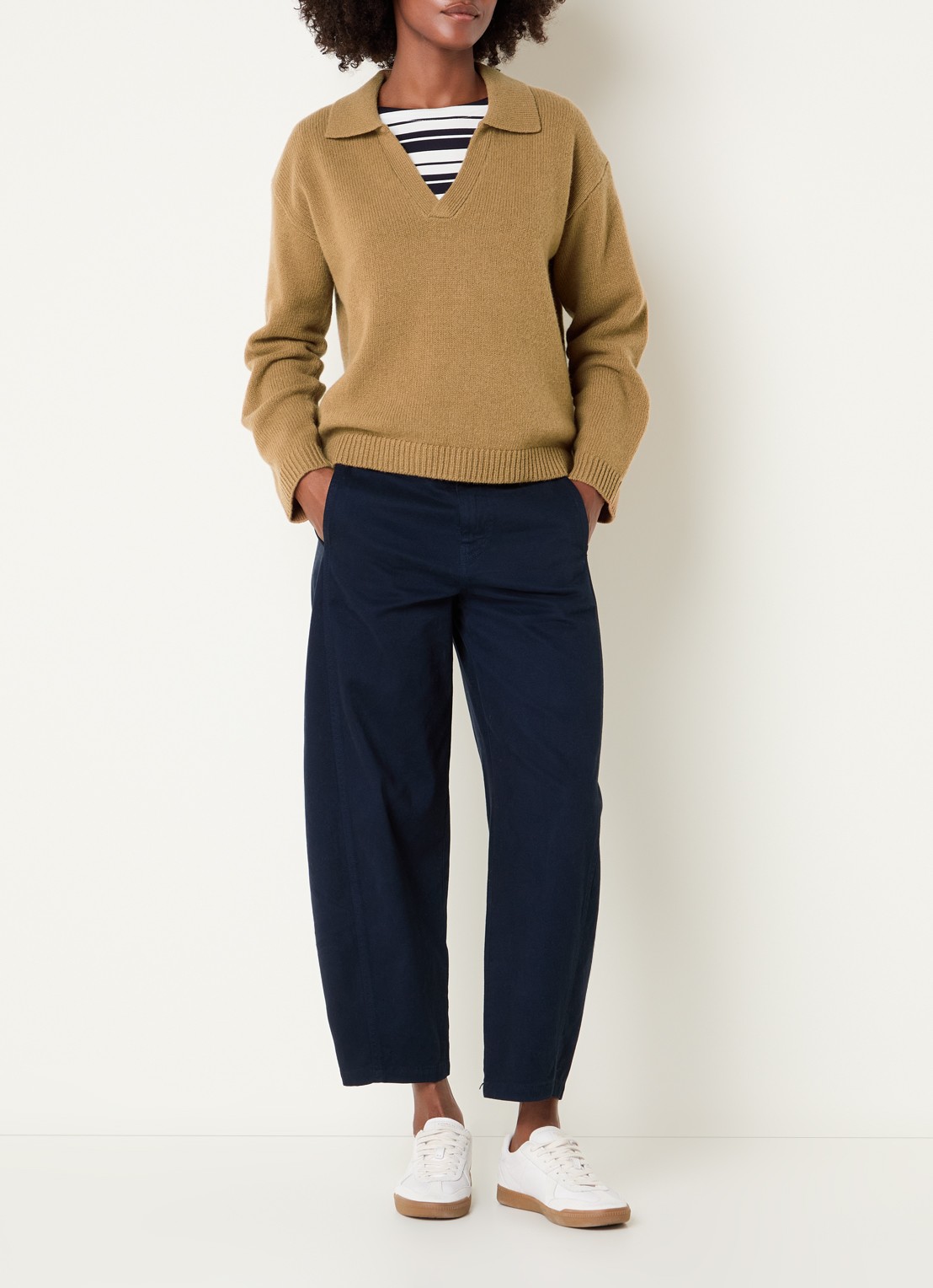 Josephine & Co Cyrah fijngebreide trui in lamswolblend - voorkant 3 camel