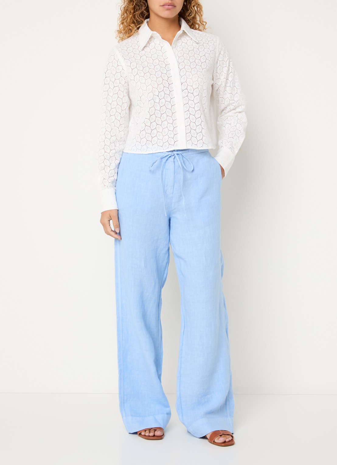 Josephine & Co High waist wide fit broek van linnen met steekzakken - voorkant 3 lichtblauw