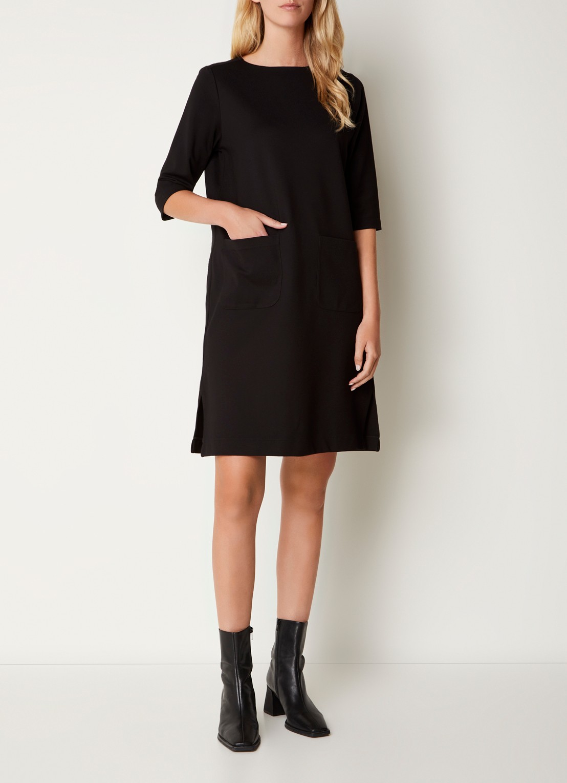 Josephine & Co Polly mini jurk van jersey met opgestikte zakken  - voorkant 2 zwart