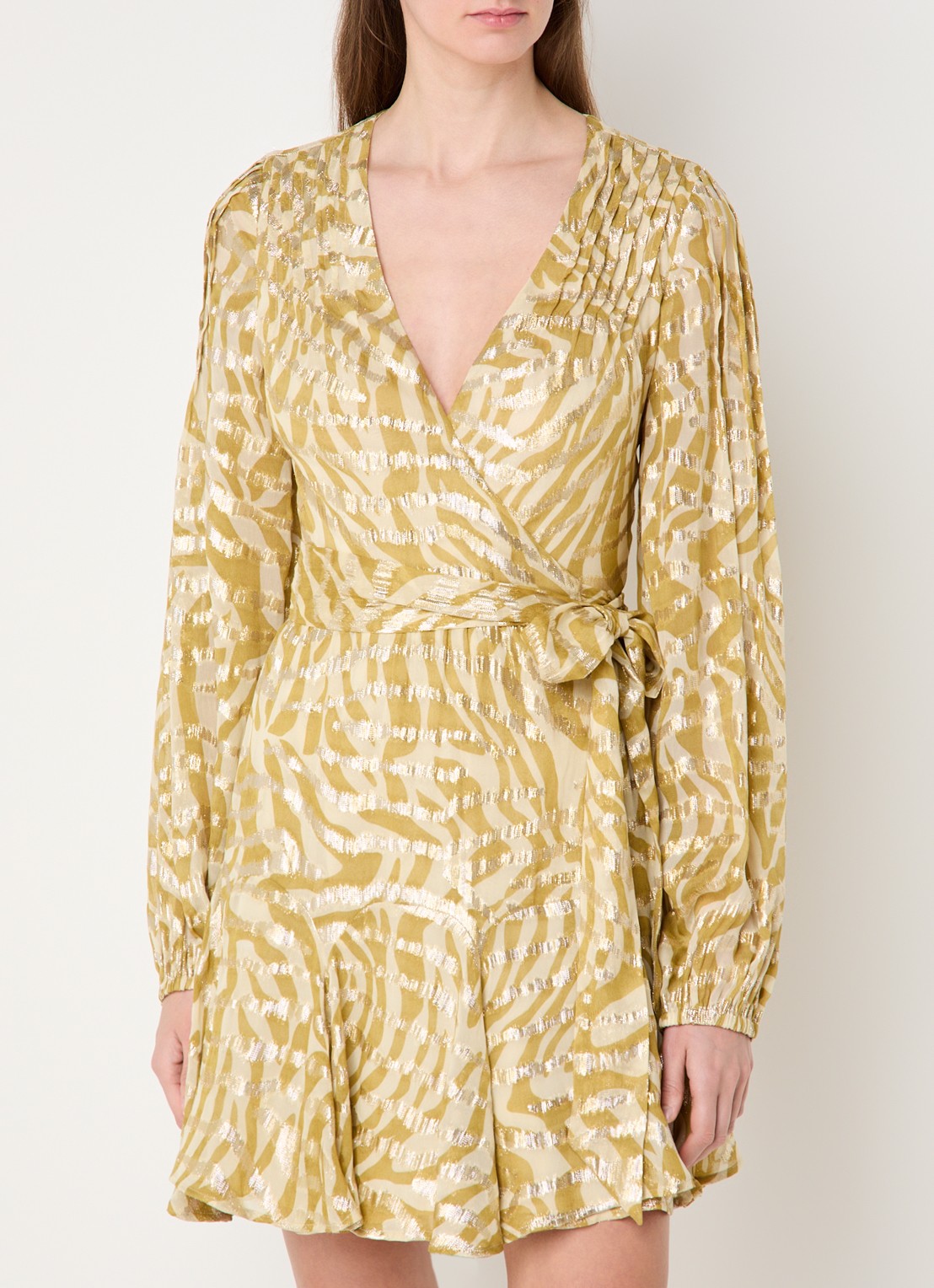 JOSH V Aliya mini wikkeljurk met jacquard dessin en lurex - detail 3 mosterd