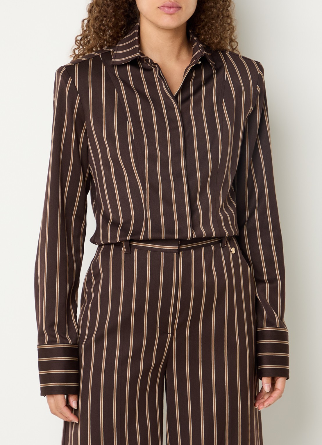 JOSH V Asa blouse met schoudervulling en streepprint - detail donkerbruin