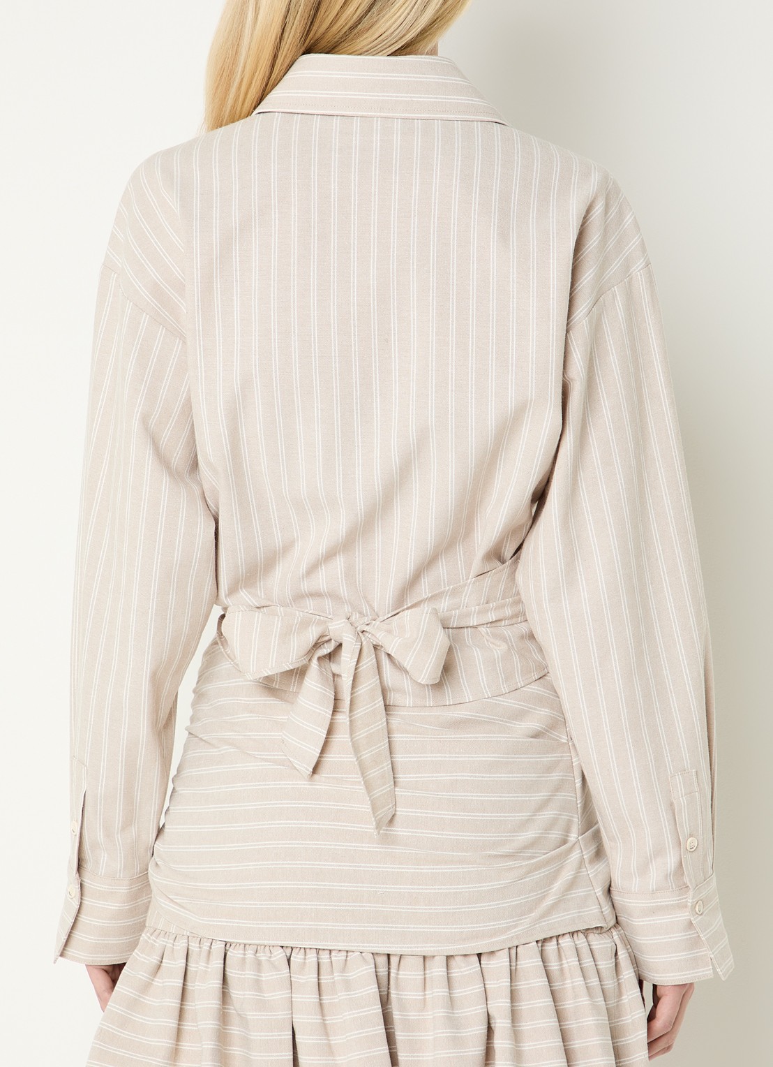 JOSH V Banks blouse met streepprint en strikceintuur - achterkant beige