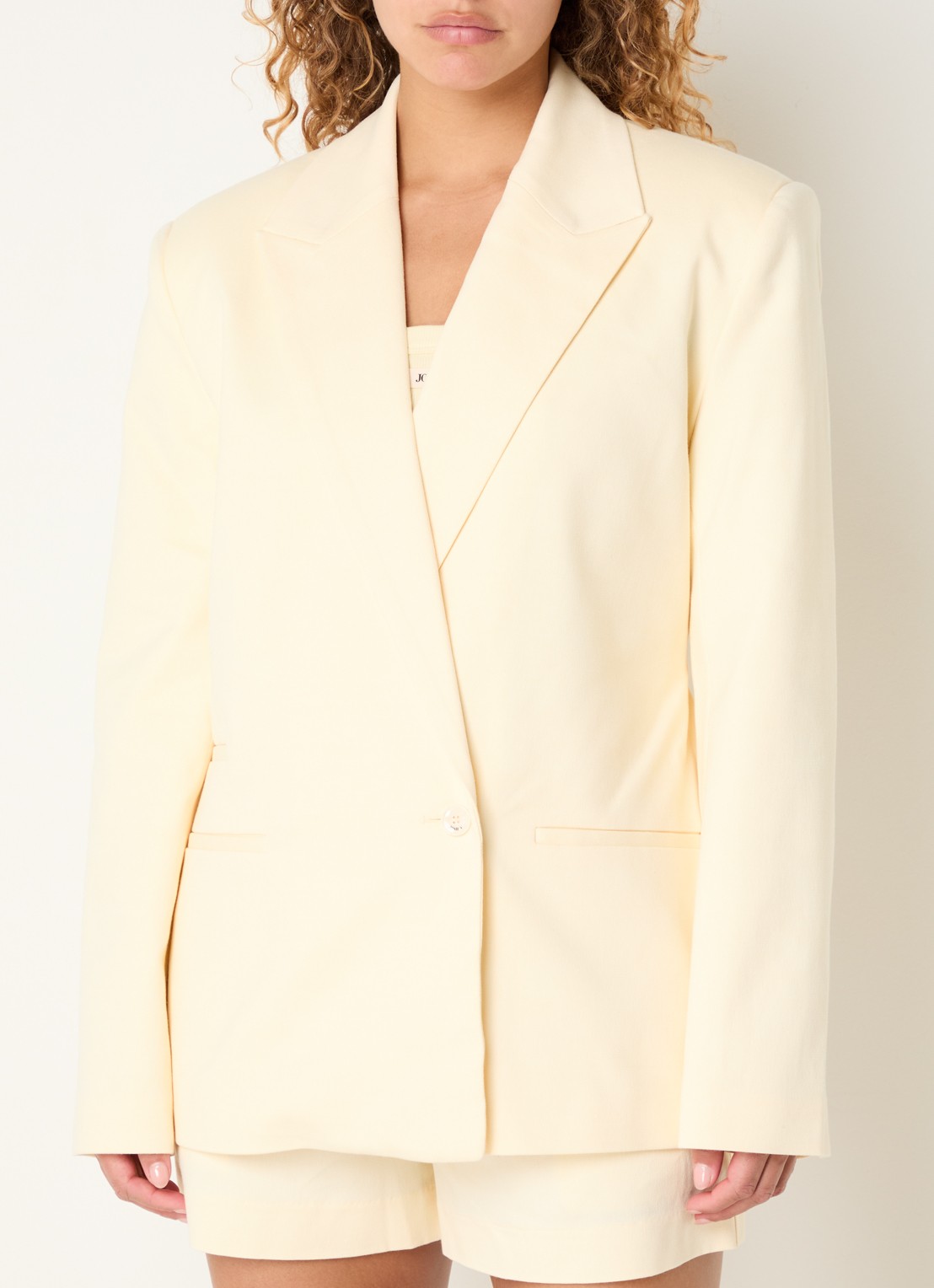 JOSH V Benson blazer met paspelzakken en ceintuur - detail lichtgeel