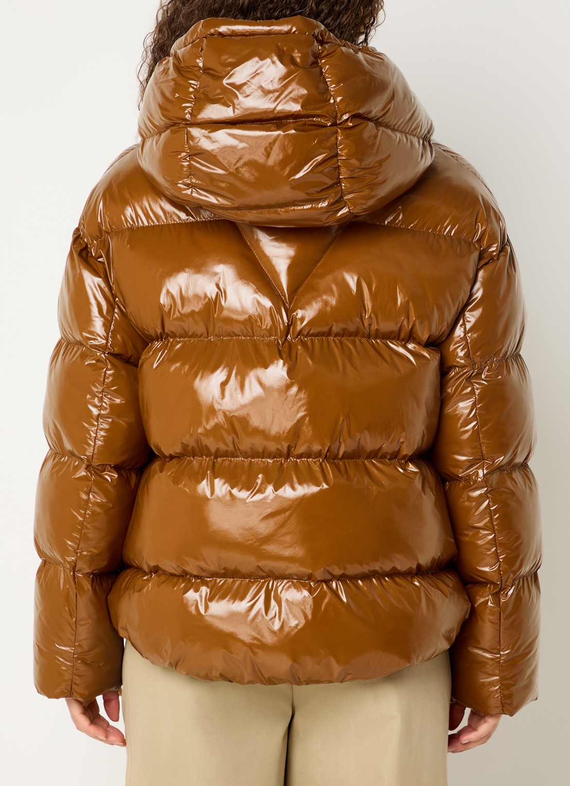 JOSH V Brenna puffer jack met strikceintuur en glanzende finish - achterkant 4 cognac