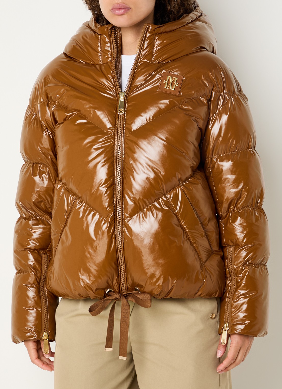 JOSH V Brenna puffer jack met strikceintuur en glanzende finish - detail 3 cognac