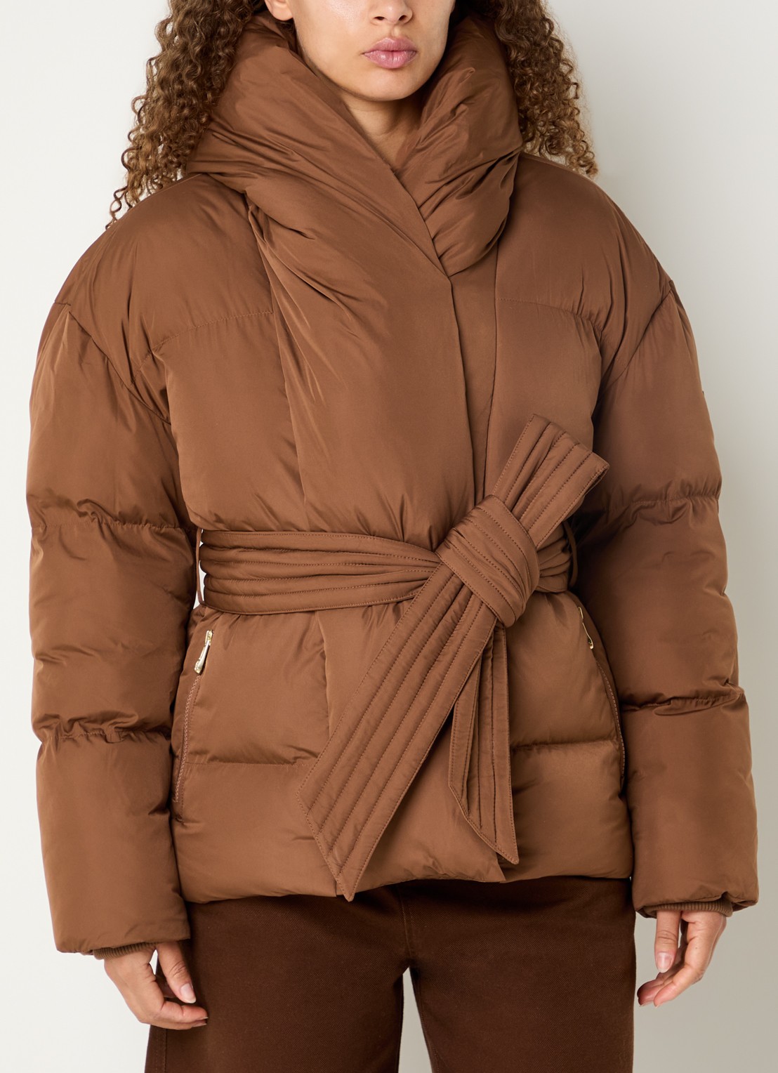 JOSH V Charlotte puffer jack met capuchon en ceintuur - detail cognac