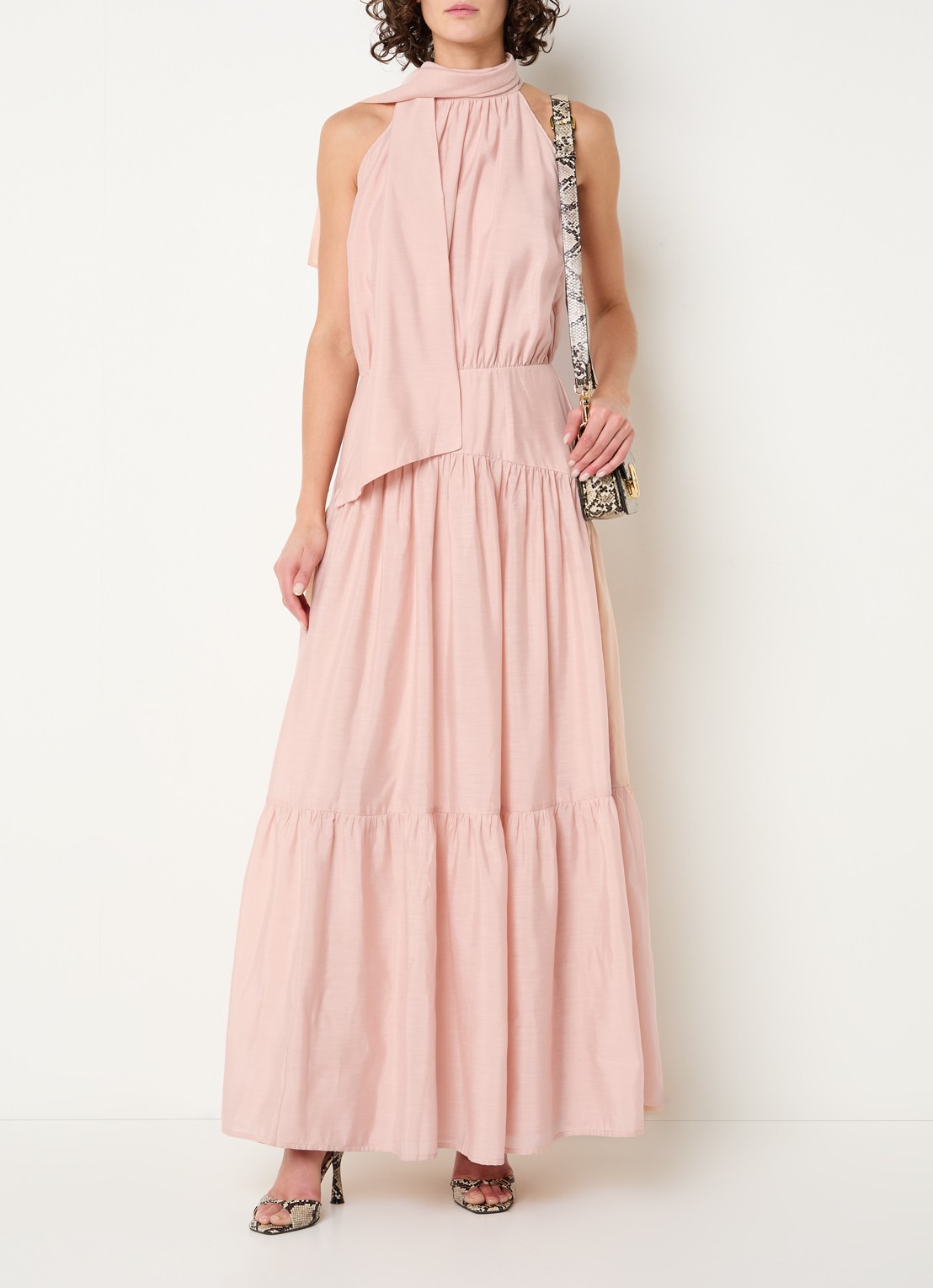 JOSH V Elara maxi halterjurk met sjaalkraag - detail 3 zalmroze