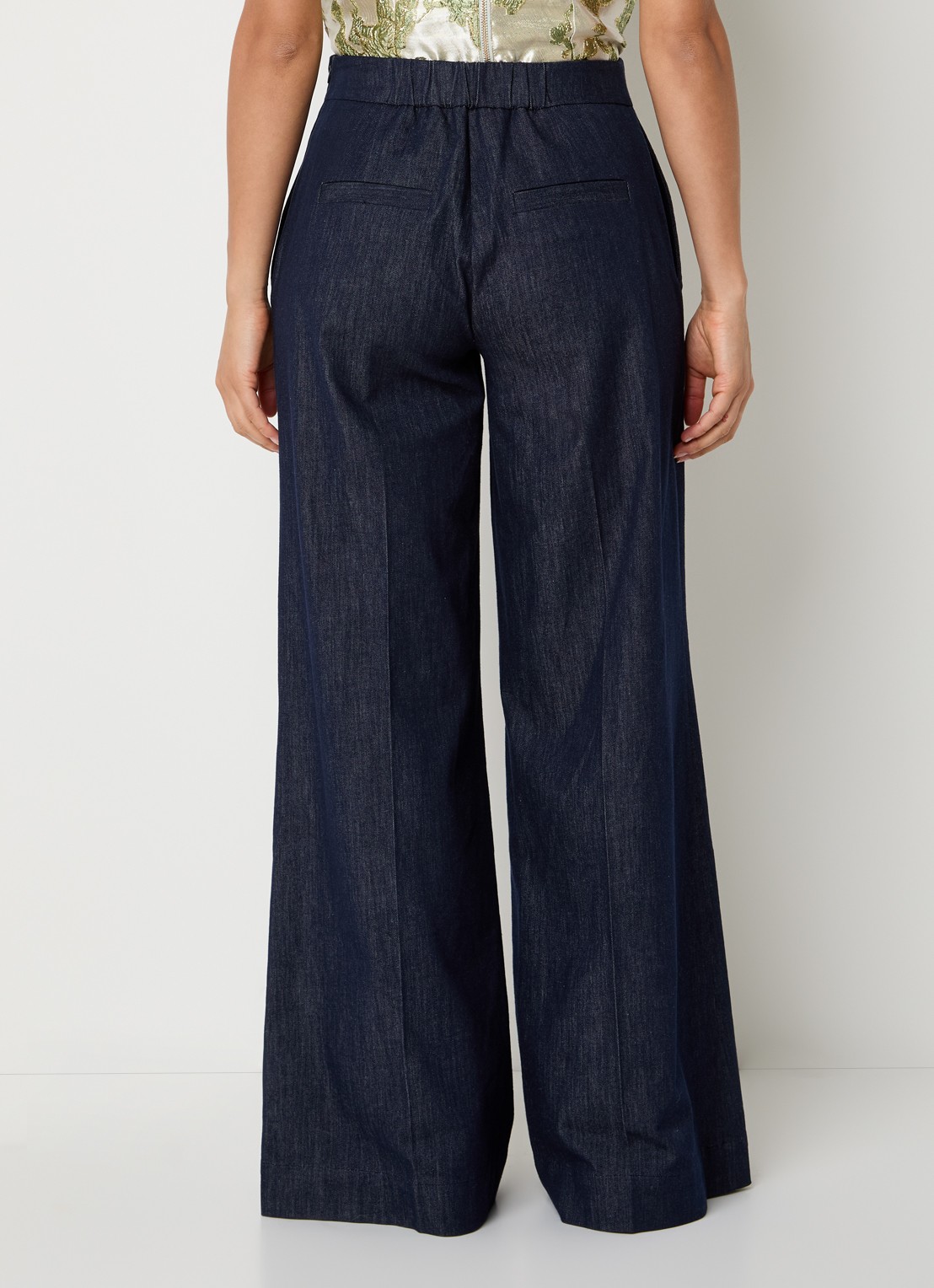 JOSH V Indra high waist wide fit broek van chambray met knoopdetail - achterkant 3 indigo