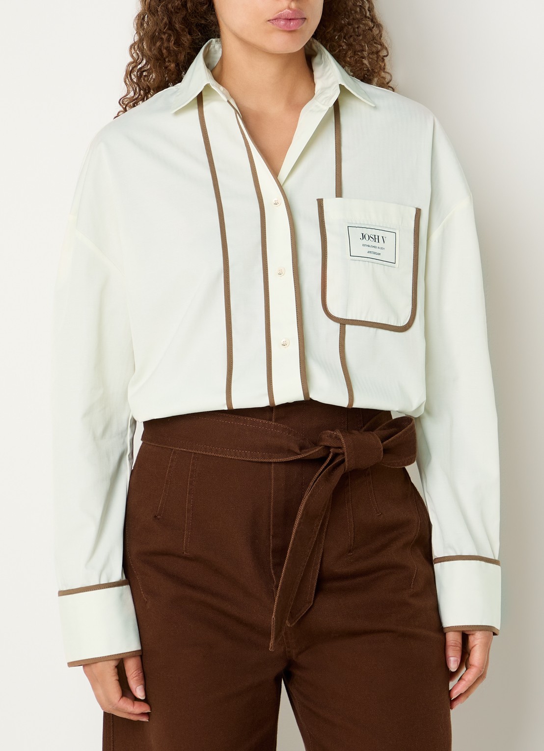 JOSH V Kea blouse met borstzak en logo - detail gebroken wit