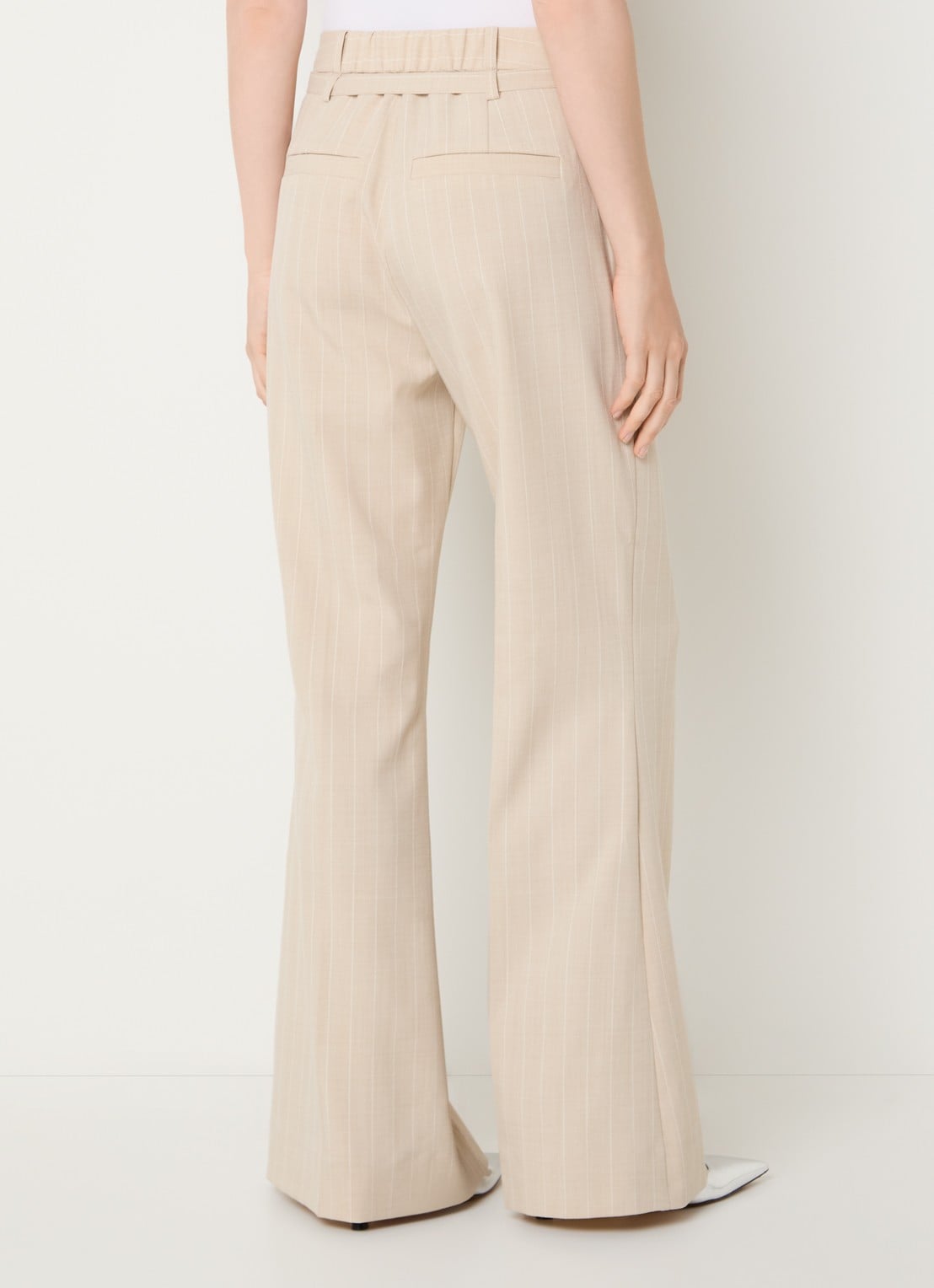 JOSH V Kora high waist flared fit pantalon met krijtstreep en ceintuur - achterkant beige