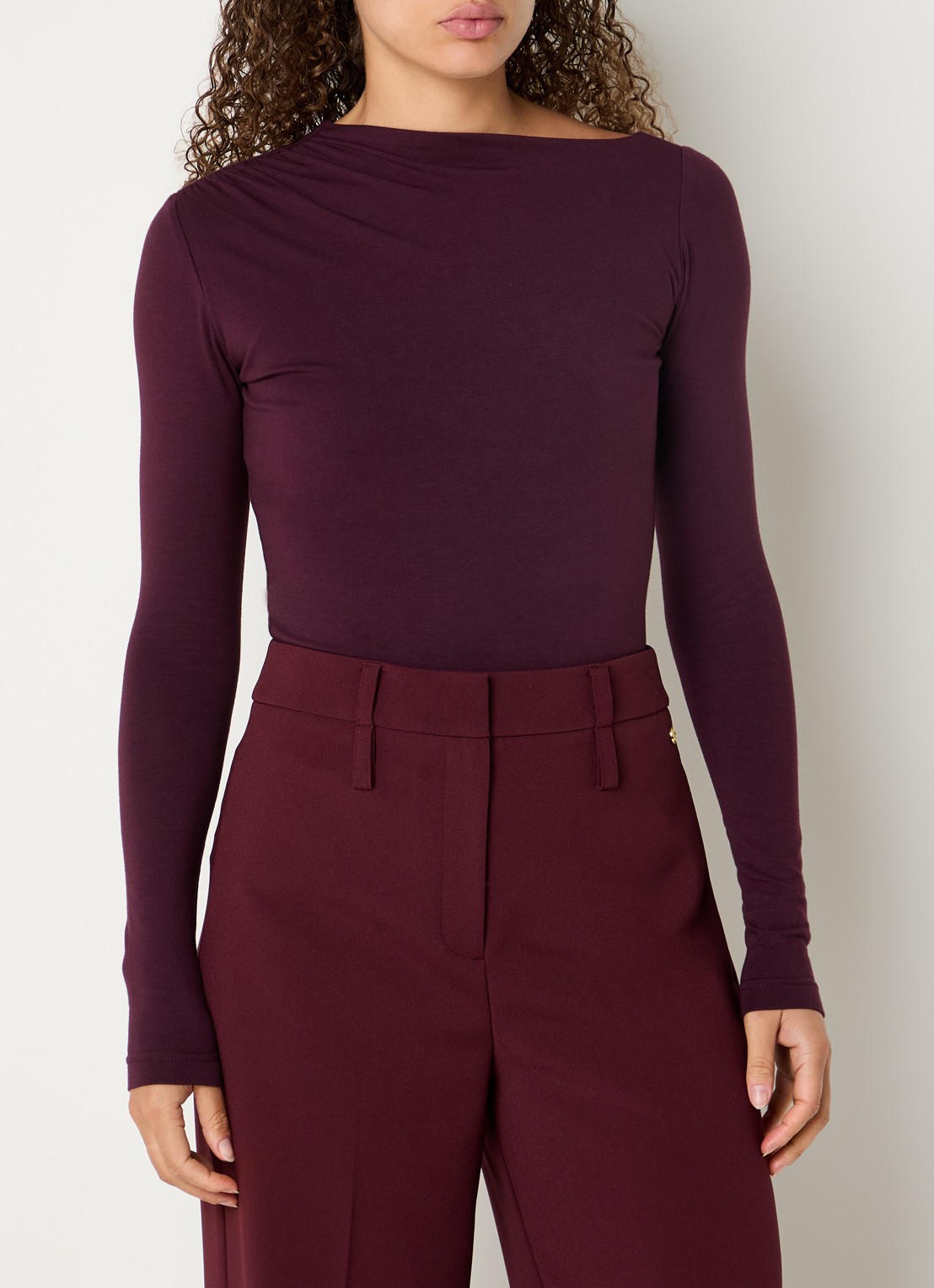 JOSH V Lenie top met ruches en asymmetrische hals - detail aubergine