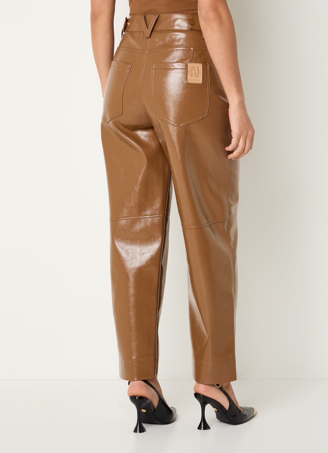 JOSH V Rae high waist tapered fit broek van imitatieleer met glanzende finish - achterkant cognac
