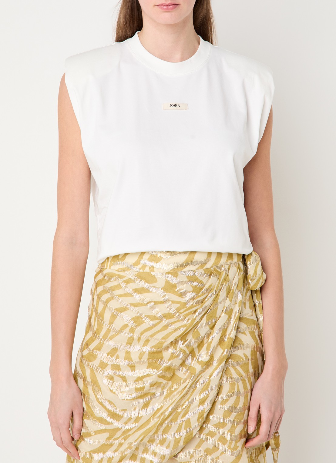 JOSH V Sue T-shirt met schoudervulling en logo - detail 2 gebroken wit
