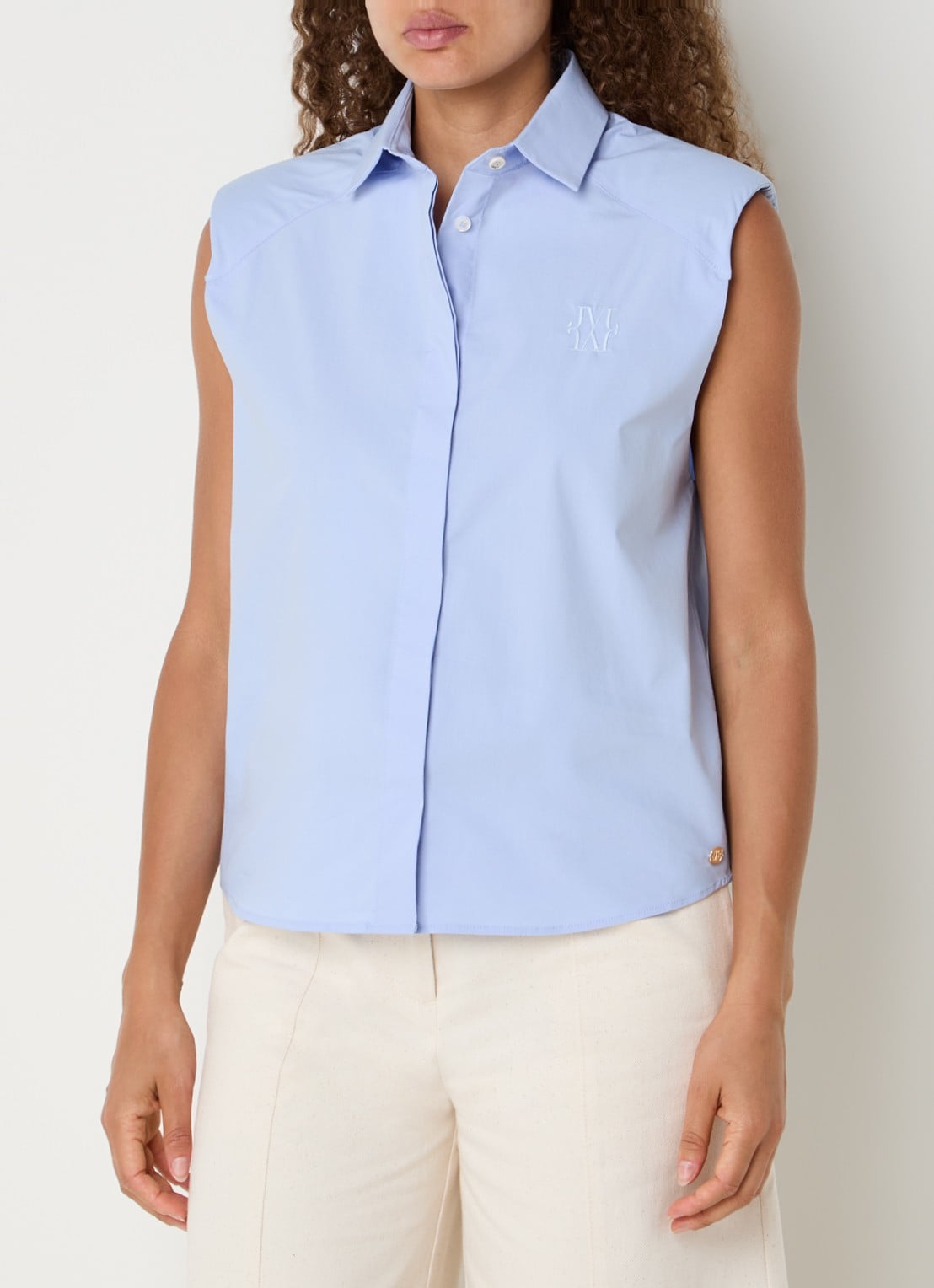 JOSH V Susie mouwloze blouse met schoudervulling en logoborduring - detail 3 lichtblauw