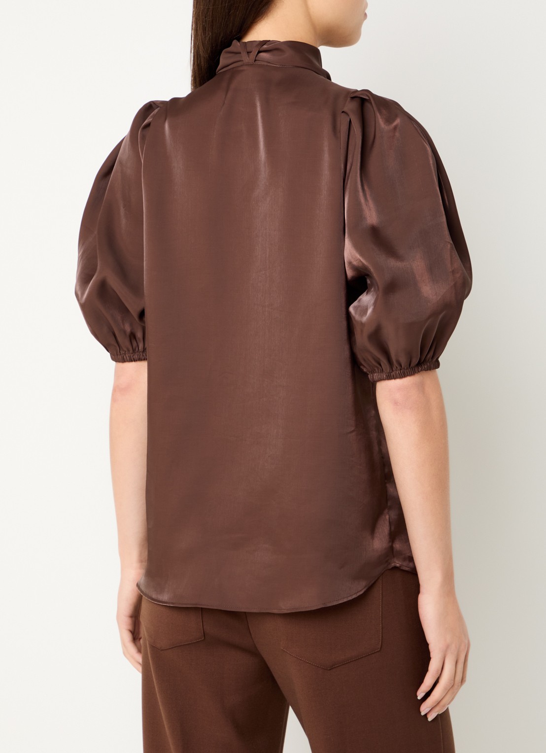 JOSH V Sylvia blouse met pofmouw en sjaalkraag - achterkant donkerbruin