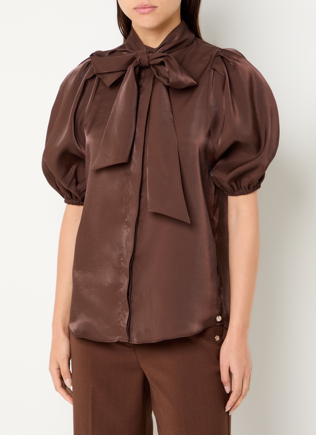 JOSH V Sylvia blouse met pofmouw en sjaalkraag - detail 2 donkerbruin