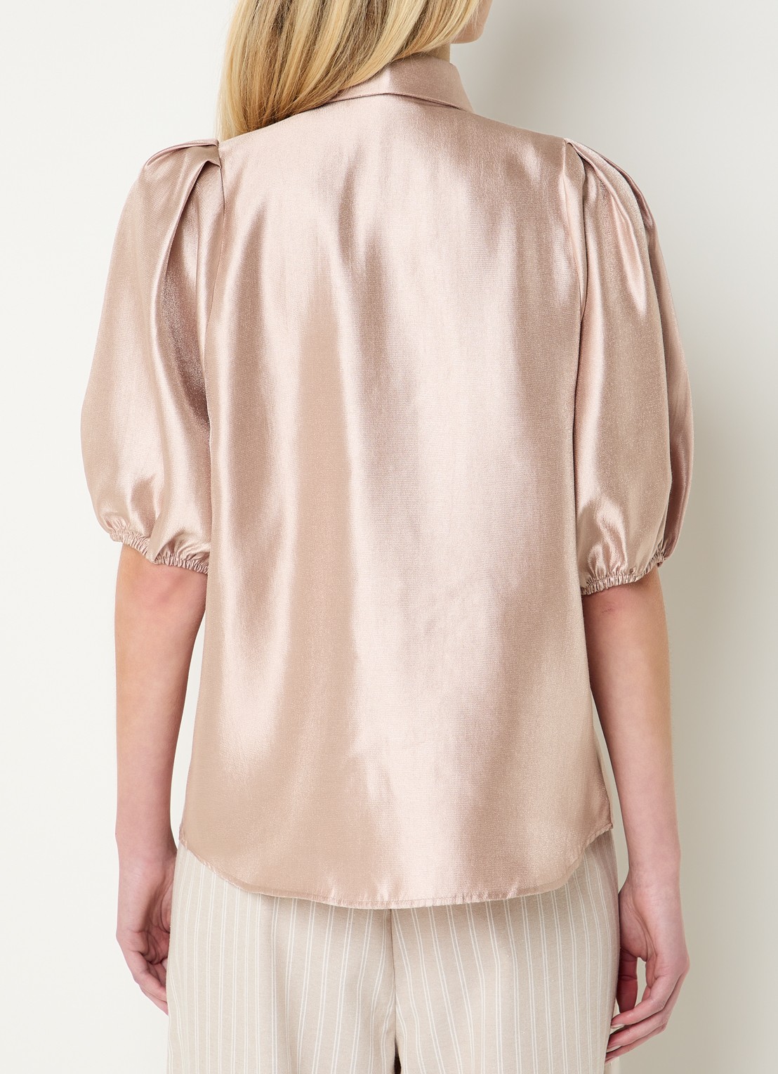 JOSH V Sylviana Blouse van satijn met afneembare sjaalkraag - achterkant lichtroze