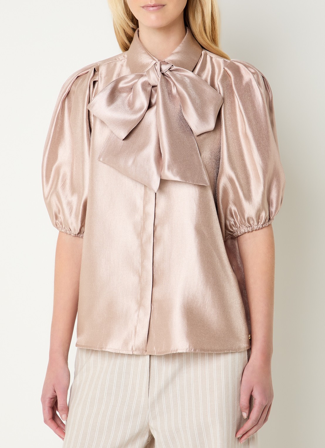 JOSH V Sylviana Blouse van satijn met afneembare sjaalkraag - detail 2 lichtroze