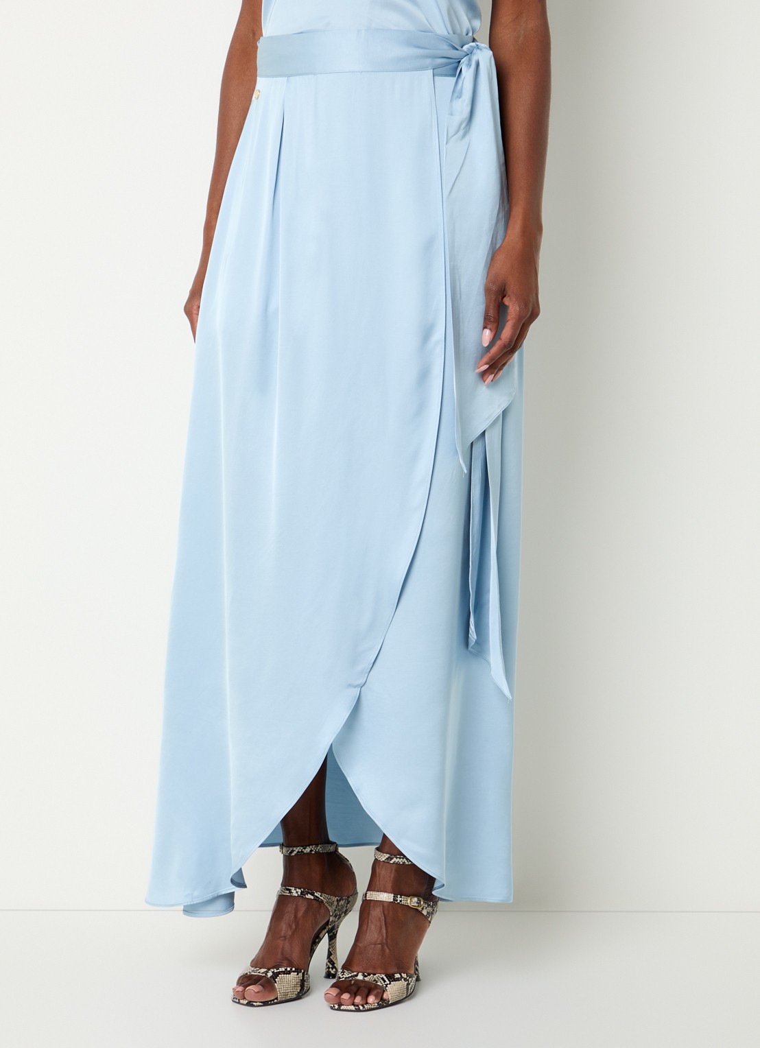 JOSH V Yamicia maxi rok van satijn met strikceintuur - detail 3 lichtblauw