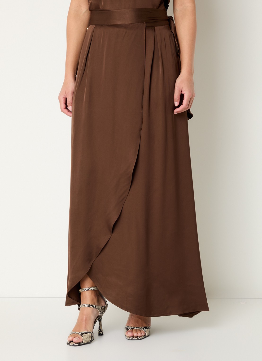 JOSH V Yamicia maxi wikkelrok van satijn - detail 3 donkerbruin