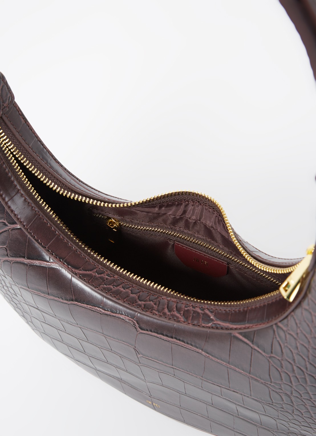JW PEI Carly schoudertas met crocostructuur - detail bordeauxrood