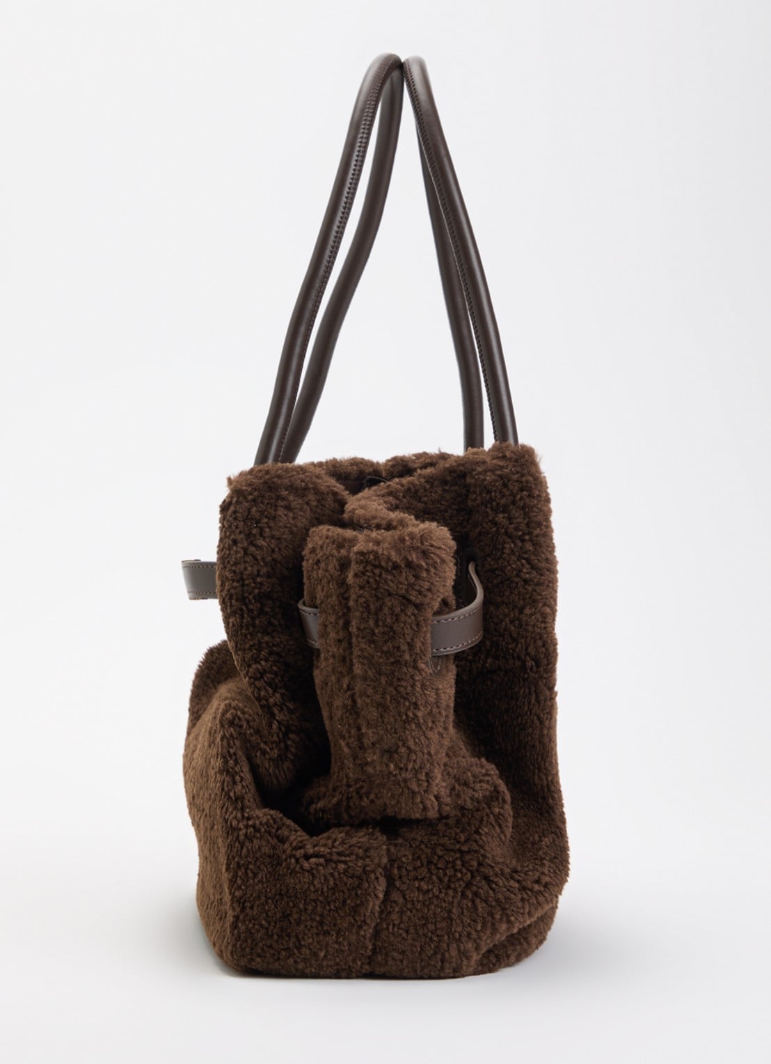 JW PEI Hana Medium schoudertas van teddy - detail 2 bruin