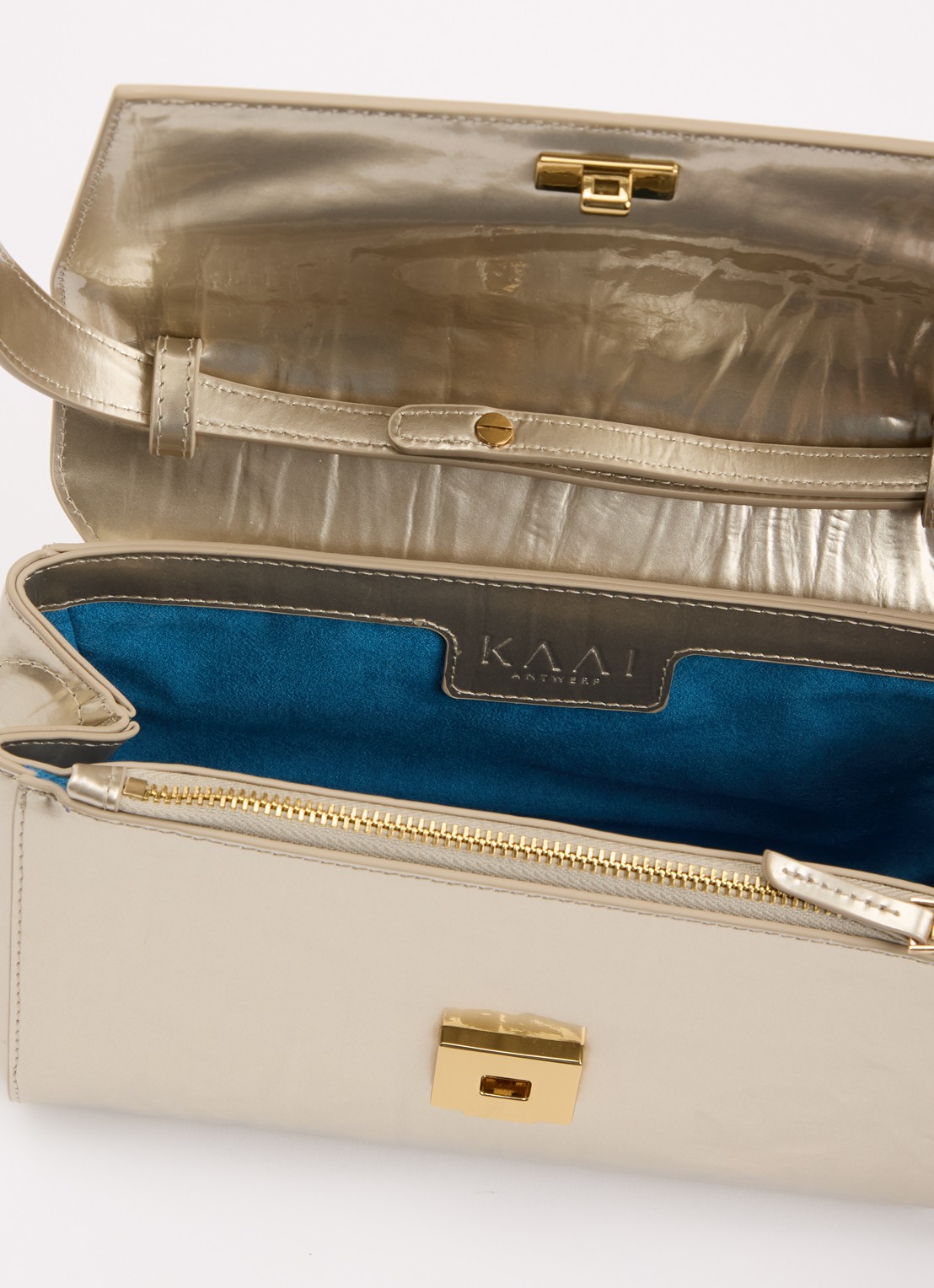 KAAI Ikon clutch van kalfsleer met lakfinish en verstelbare schouderriem - detail 2 goud