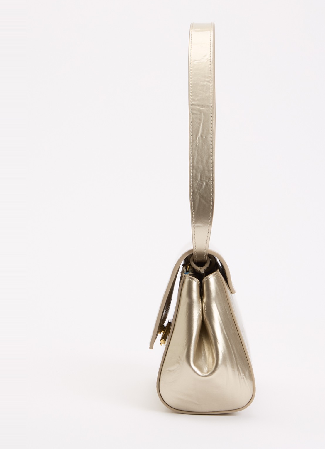 KAAI Ikon clutch van kalfsleer met lakfinish en verstelbare schouderriem - detail 3 goud