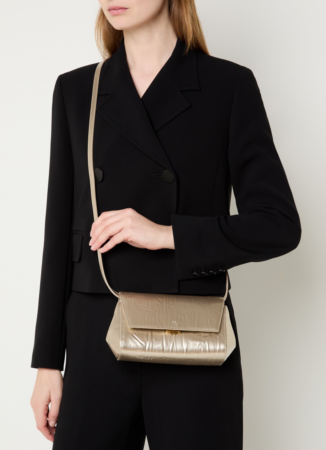 KAAI Ikon clutch van kalfsleer met lakfinish en verstelbare schouderriem - voorkant 6 goud