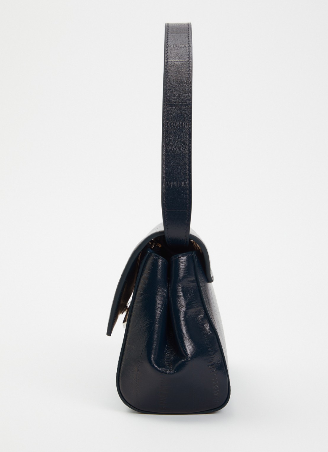 KAAI Ikon clutch van kalfsleer met textuur en afneembare schouderriem - detail 4 petrol
