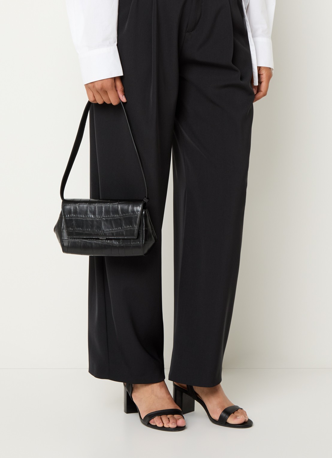 KAAI Ikon clutch van leer met afneembare schouderriem - voorkant 5 zwart