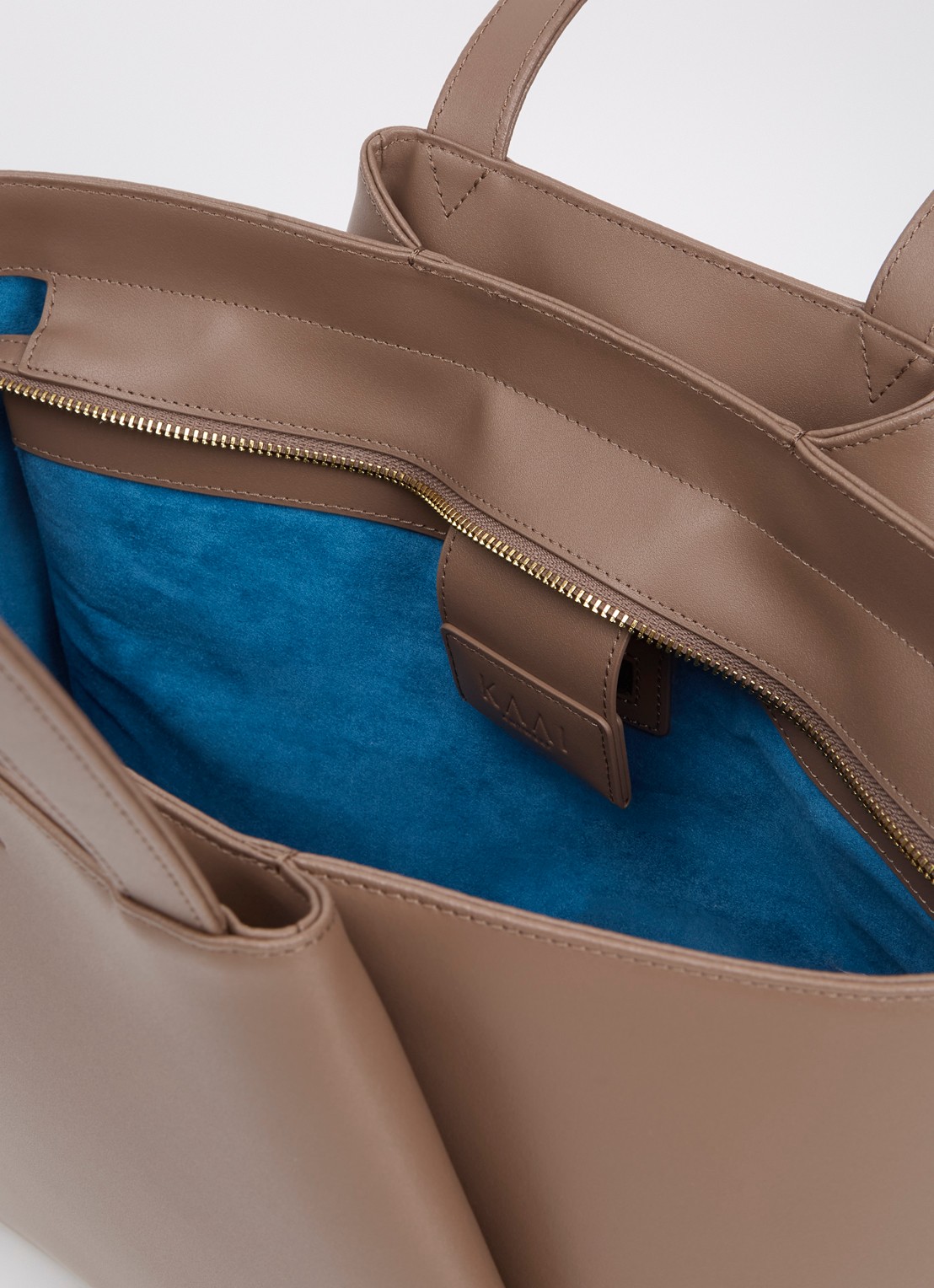 KAAI Midi Pyramid schoudertas van leer met 13,5 inch laptopvak - detail 3 taupe