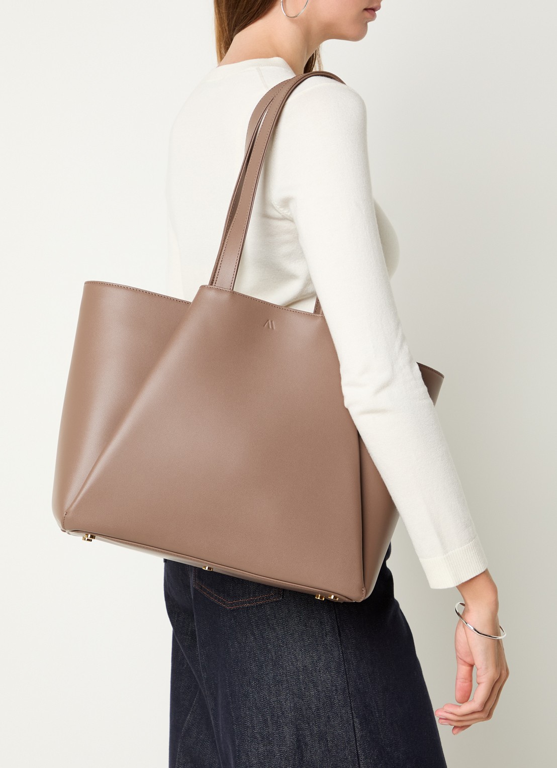 KAAI Midi Pyramid schoudertas van leer met 13,5 inch laptopvak - voorkant 2 taupe