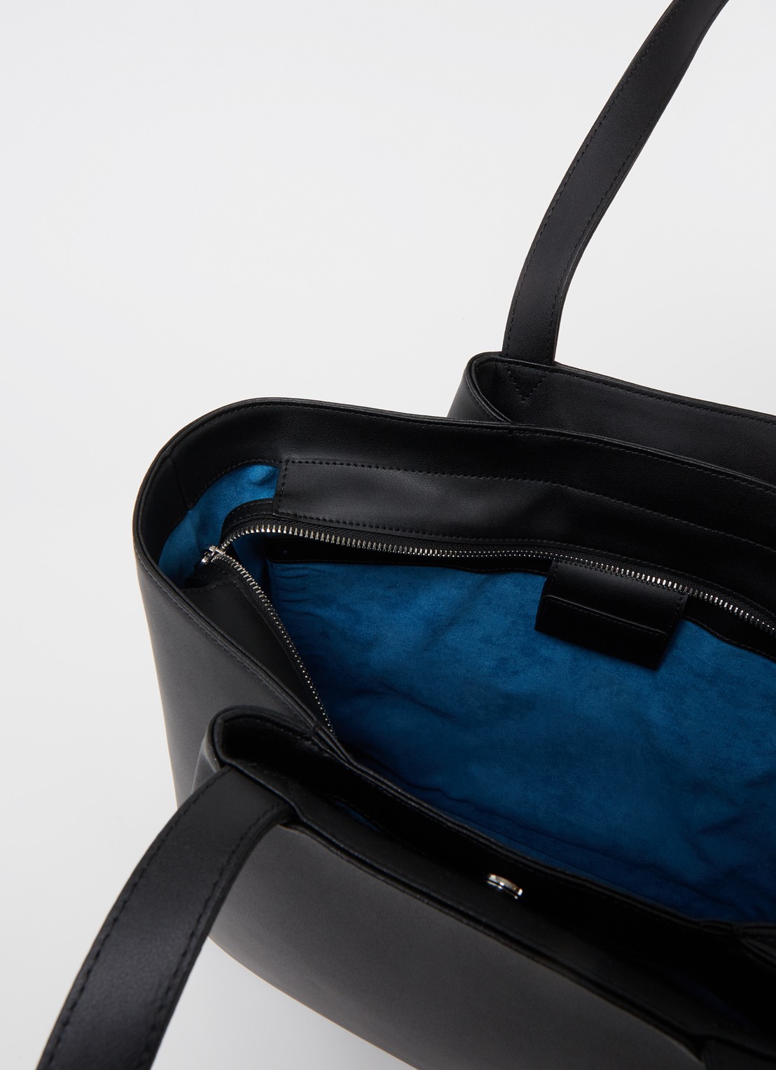KAAI Midi Pyramid schoudertas van leer met 13,5 inch laptopvak - detail zwart