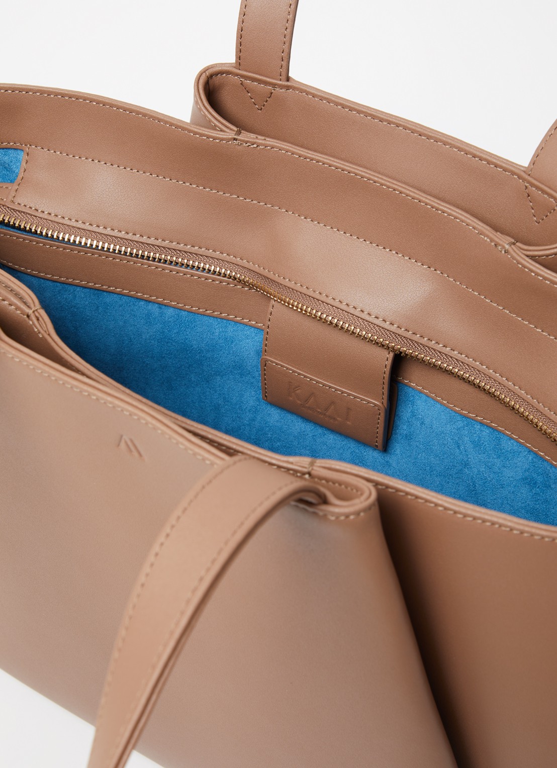 KAAI Midi Pyramid schoudertas van leer met 13,5 inch laptopvak - detail 2 taupe