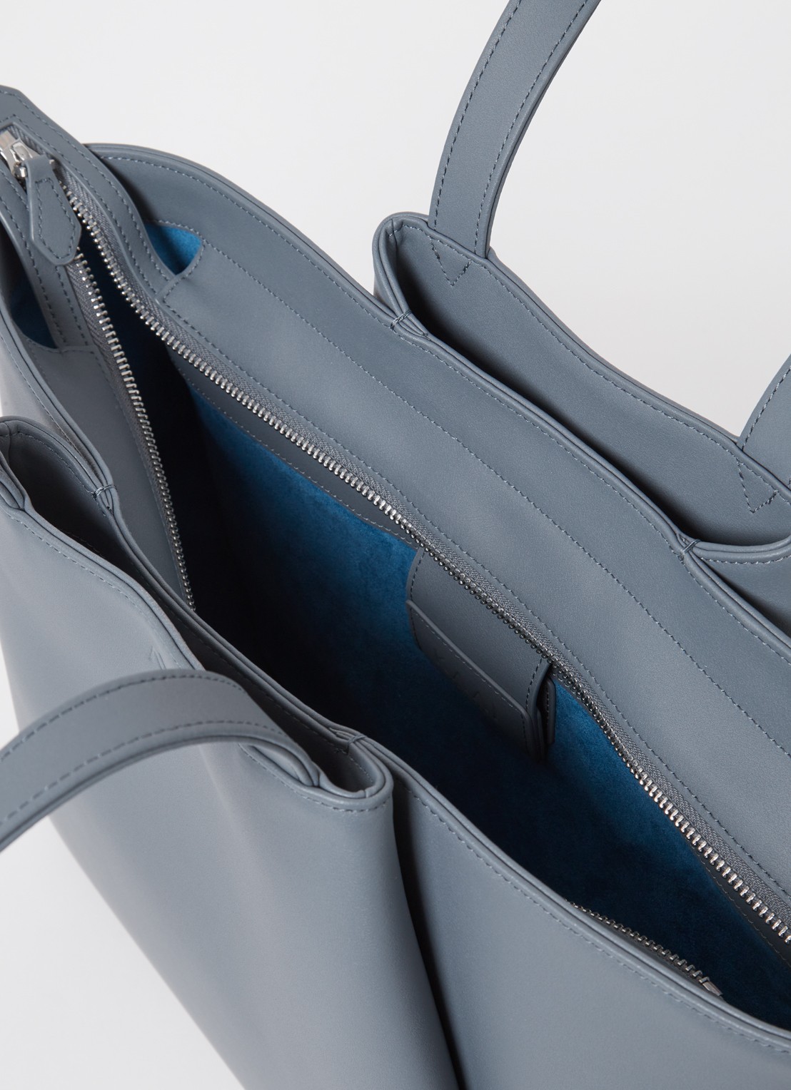 KAAI Midi Pyramid schoudertas van leer met 13,5 inch laptopvak - detail 2 grijs