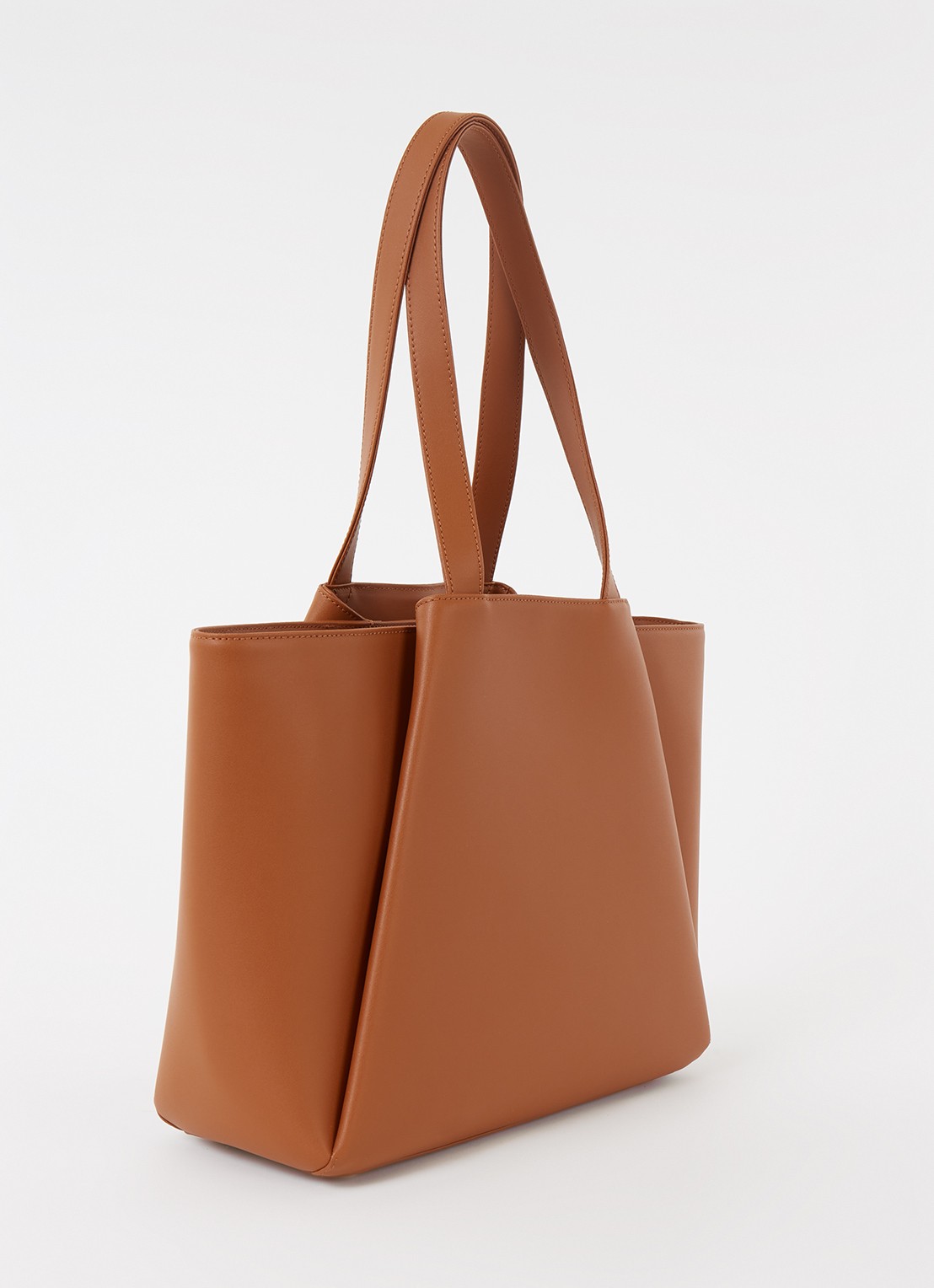KAAI Midi Pyramid schoudertas van leer met 13,5 inch laptopvak - achterkant cognac