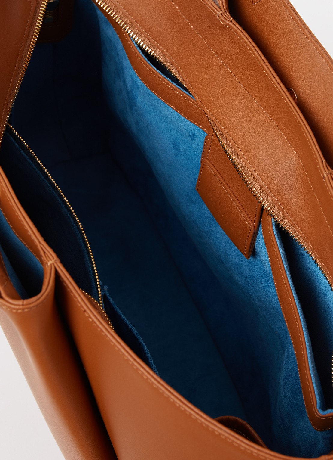 KAAI Midi Pyramid schoudertas van leer met 13,5 inch laptopvak - detail 2 cognac