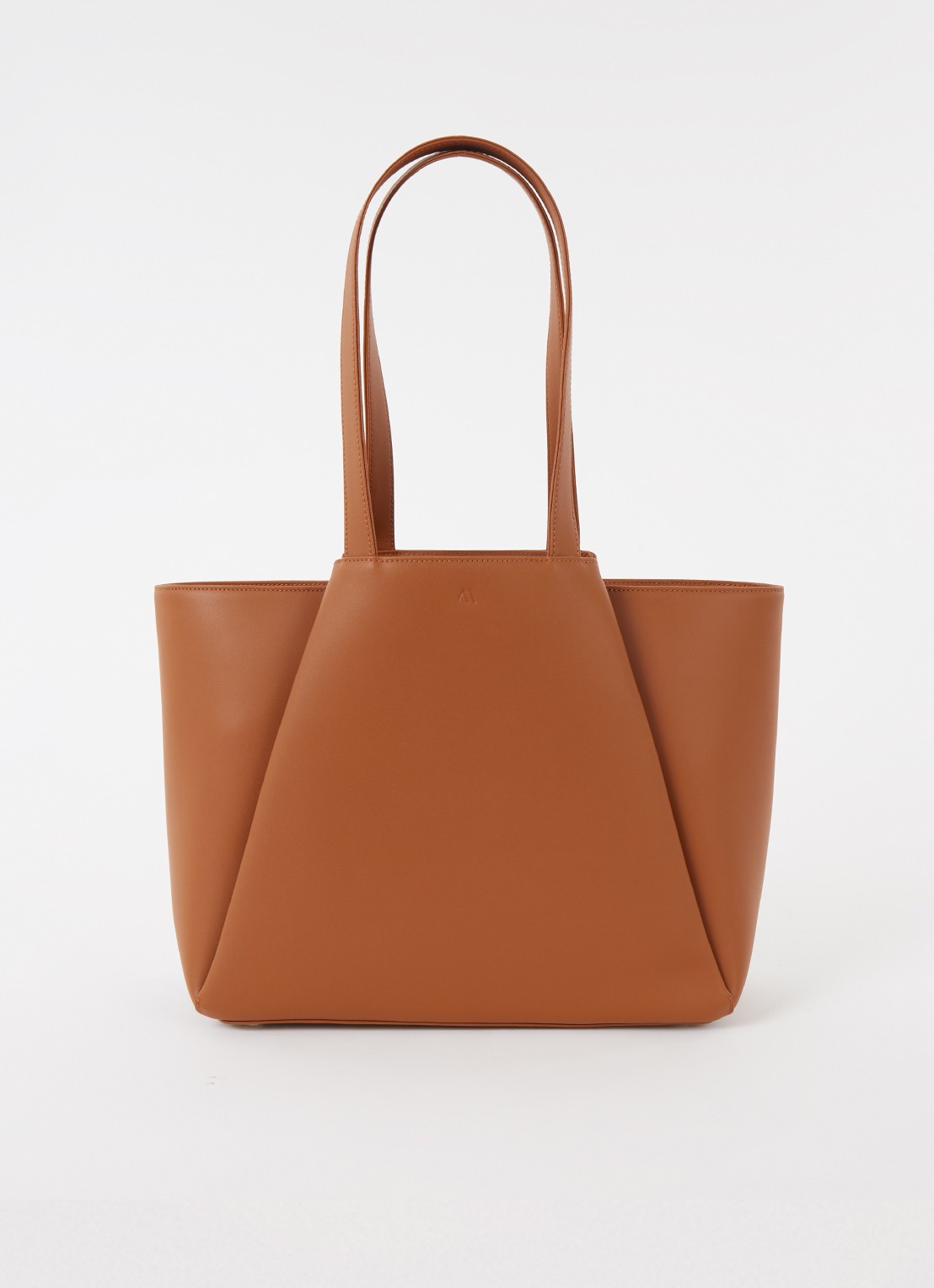 KAAI Midi Pyramid schoudertas van leer met 13,5 inch laptopvak - voorkant 4 cognac