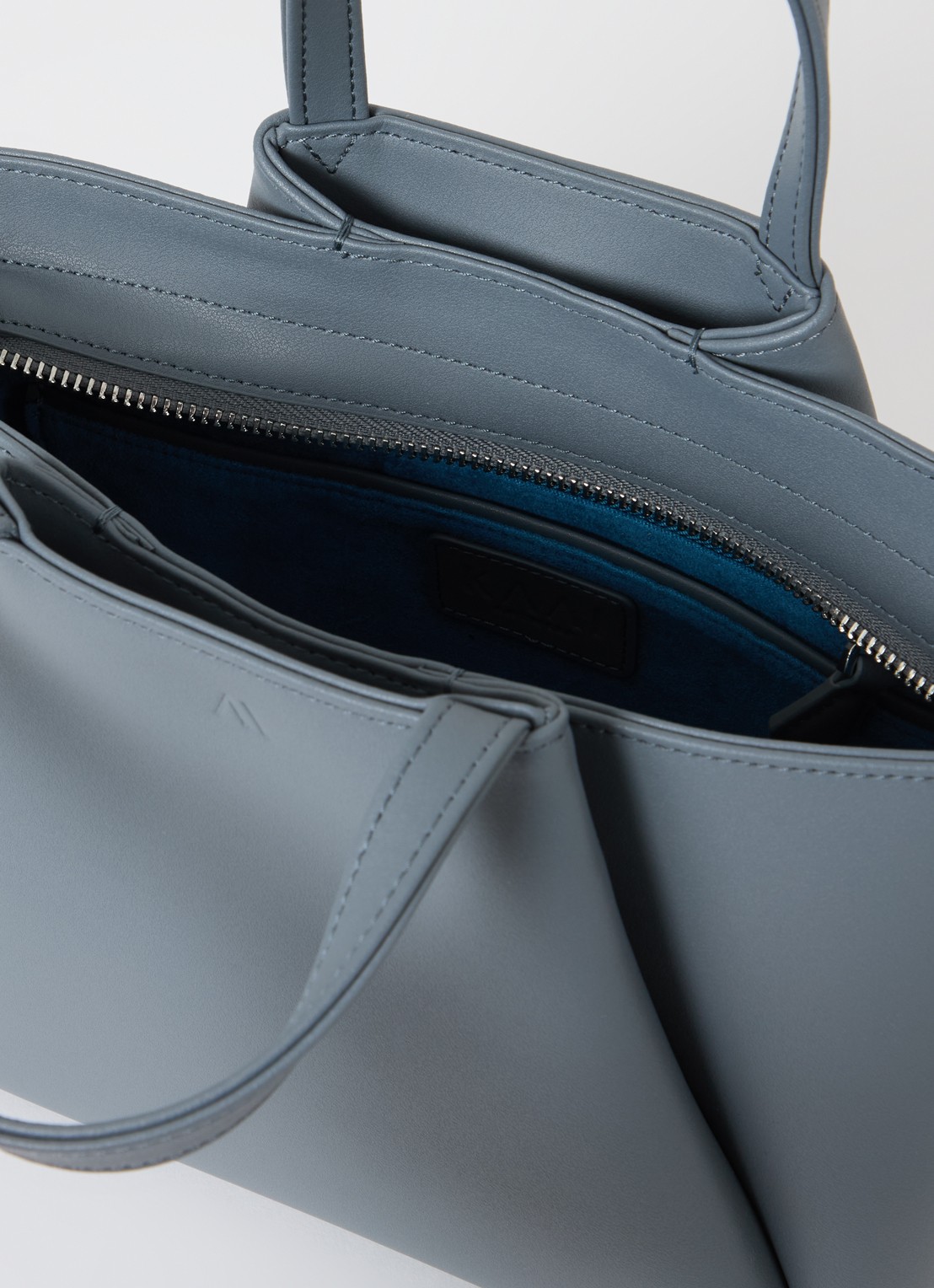 KAAI Mini Pyramid crossbodytas van leer - detail 3 grijs