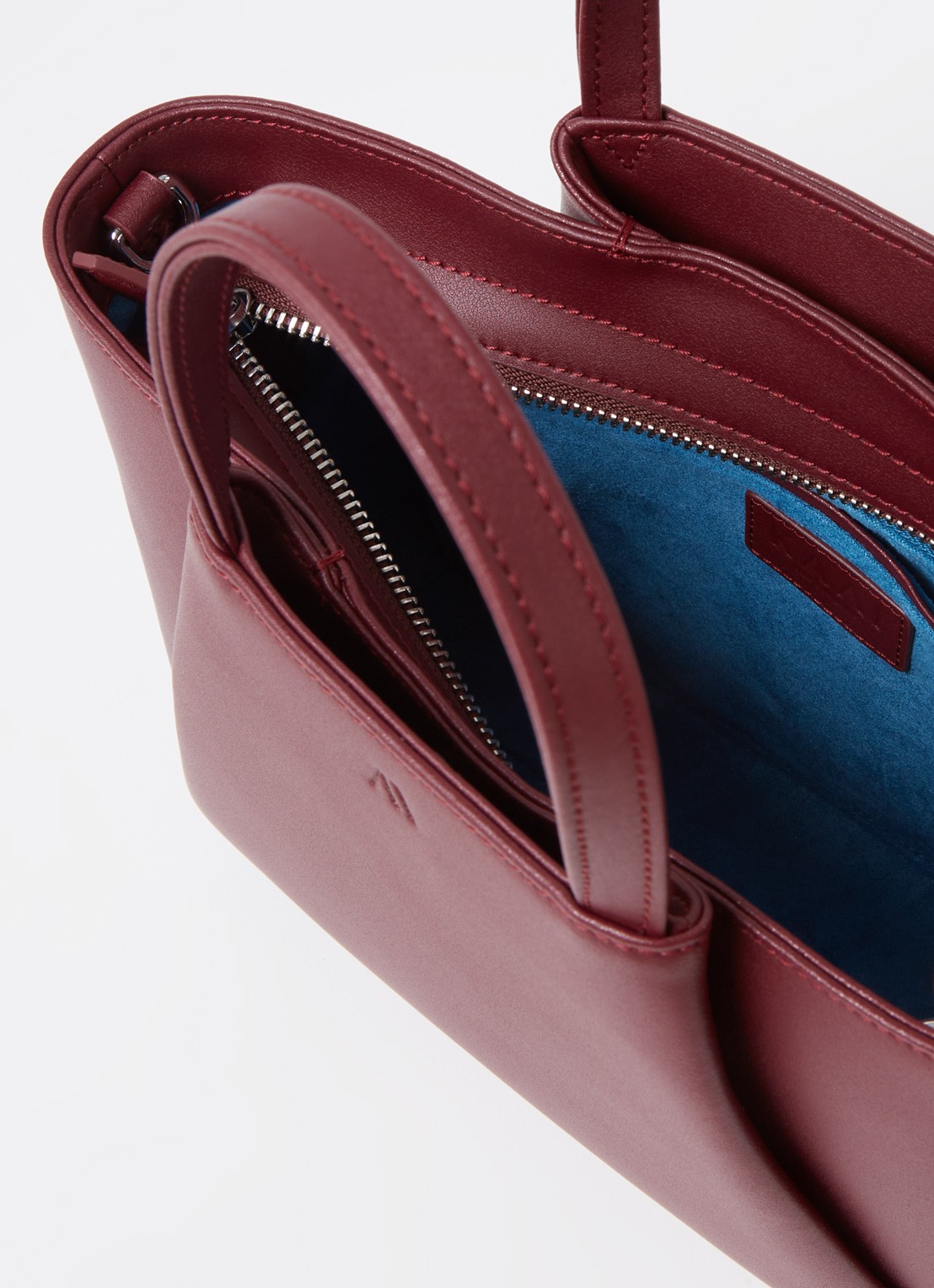 KAAI Mini Pyramid crossbodytas van leer - detail 3 bordeauxrood