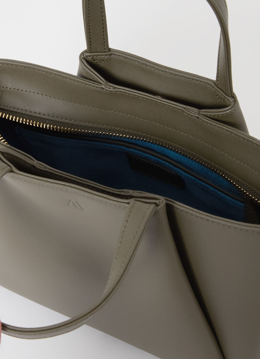 KAAI Mini Pyramid crossbodytas van leer - detail 2 bronsgroen