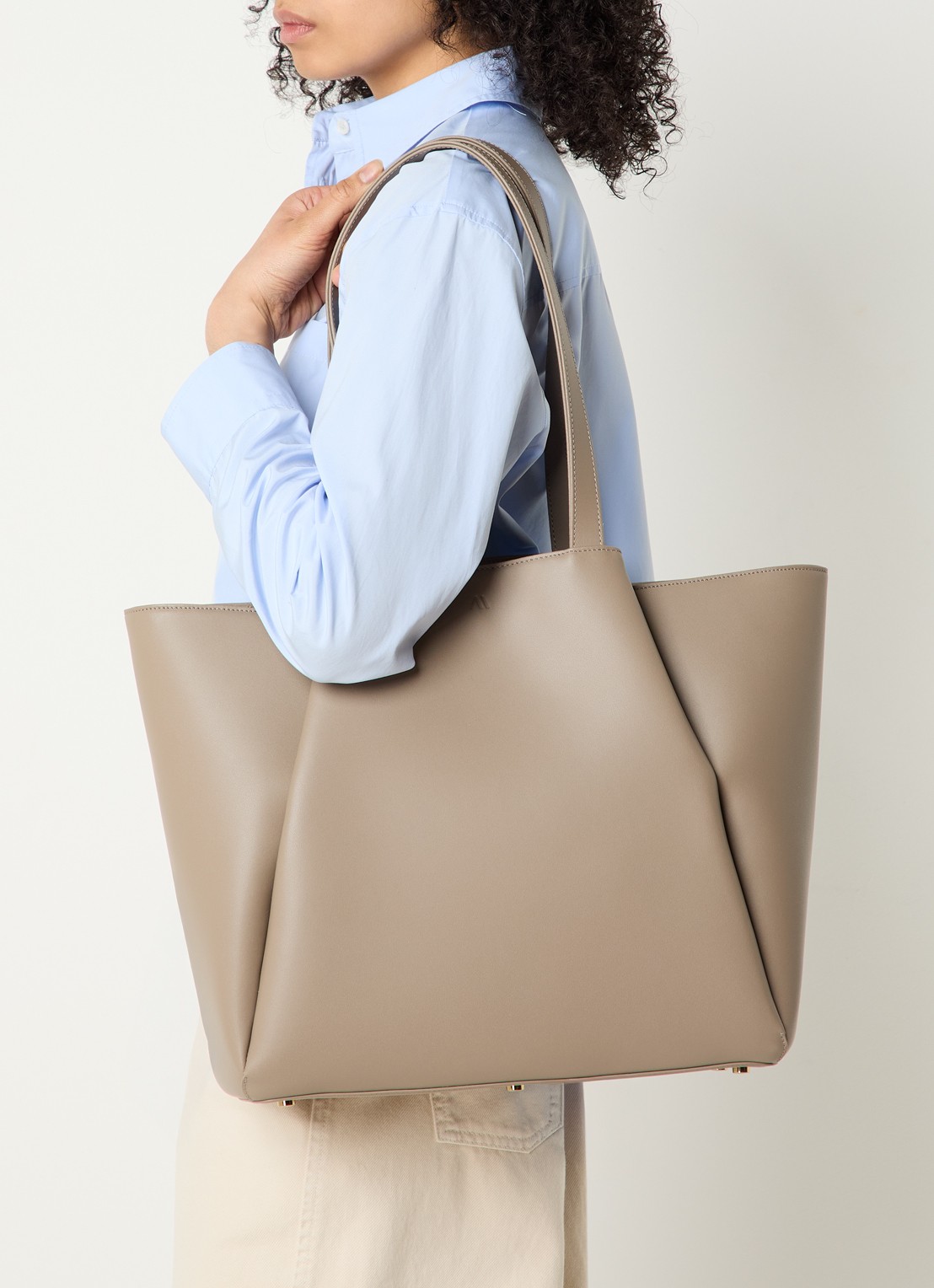 KAAI Pyramid schoudertas van leer met 15 inch laptopvak - voorkant 6 taupe